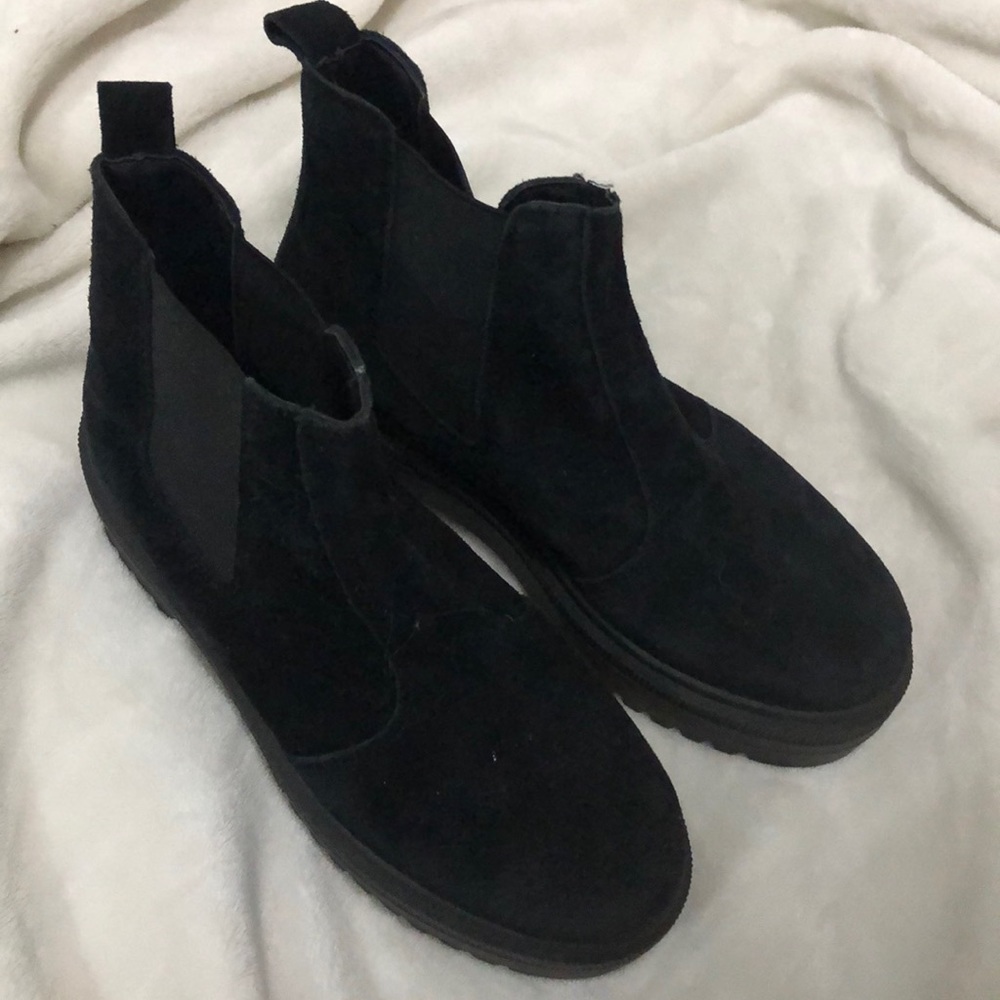Brand new never worn Chealsea boots